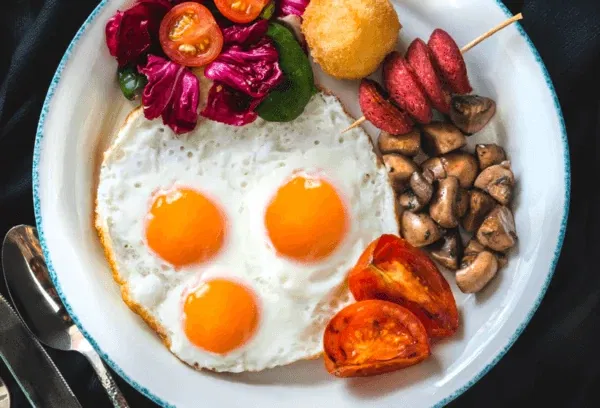 sunny side up eggs with vegetables